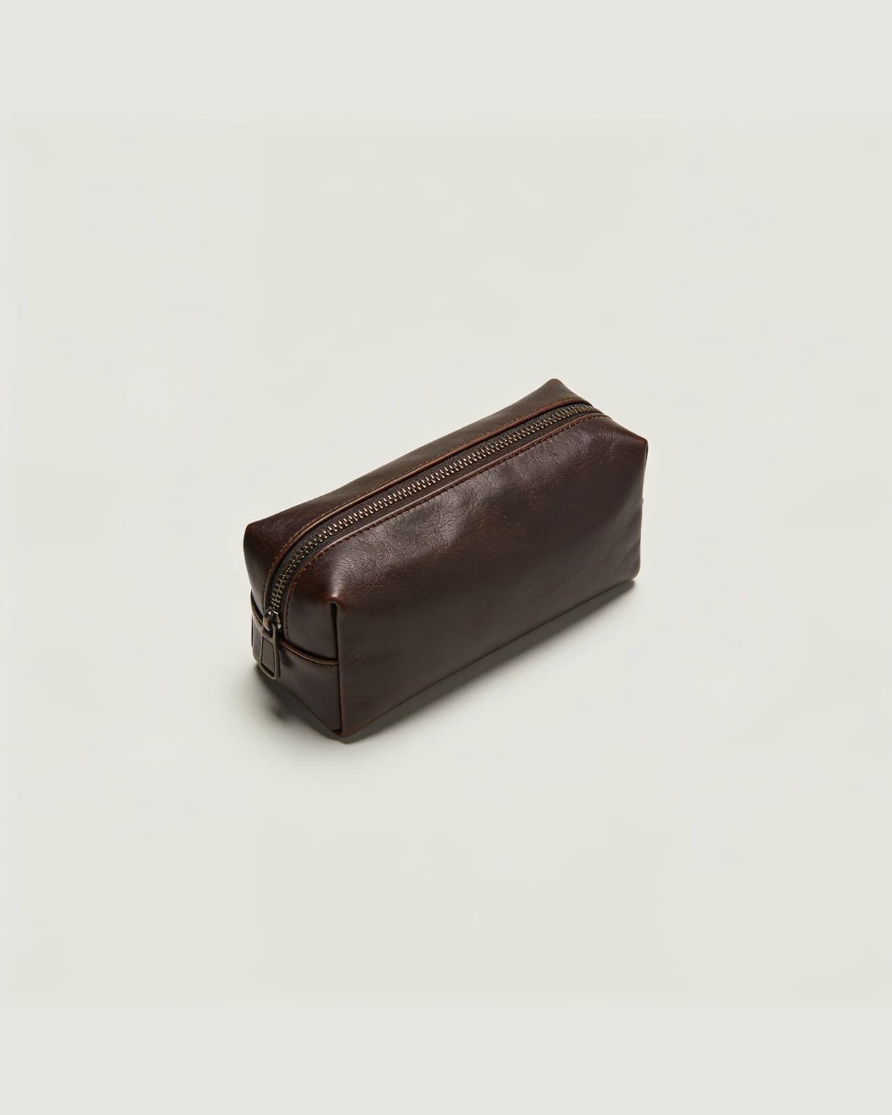 Livo Leather Wash Bag · Dark brown